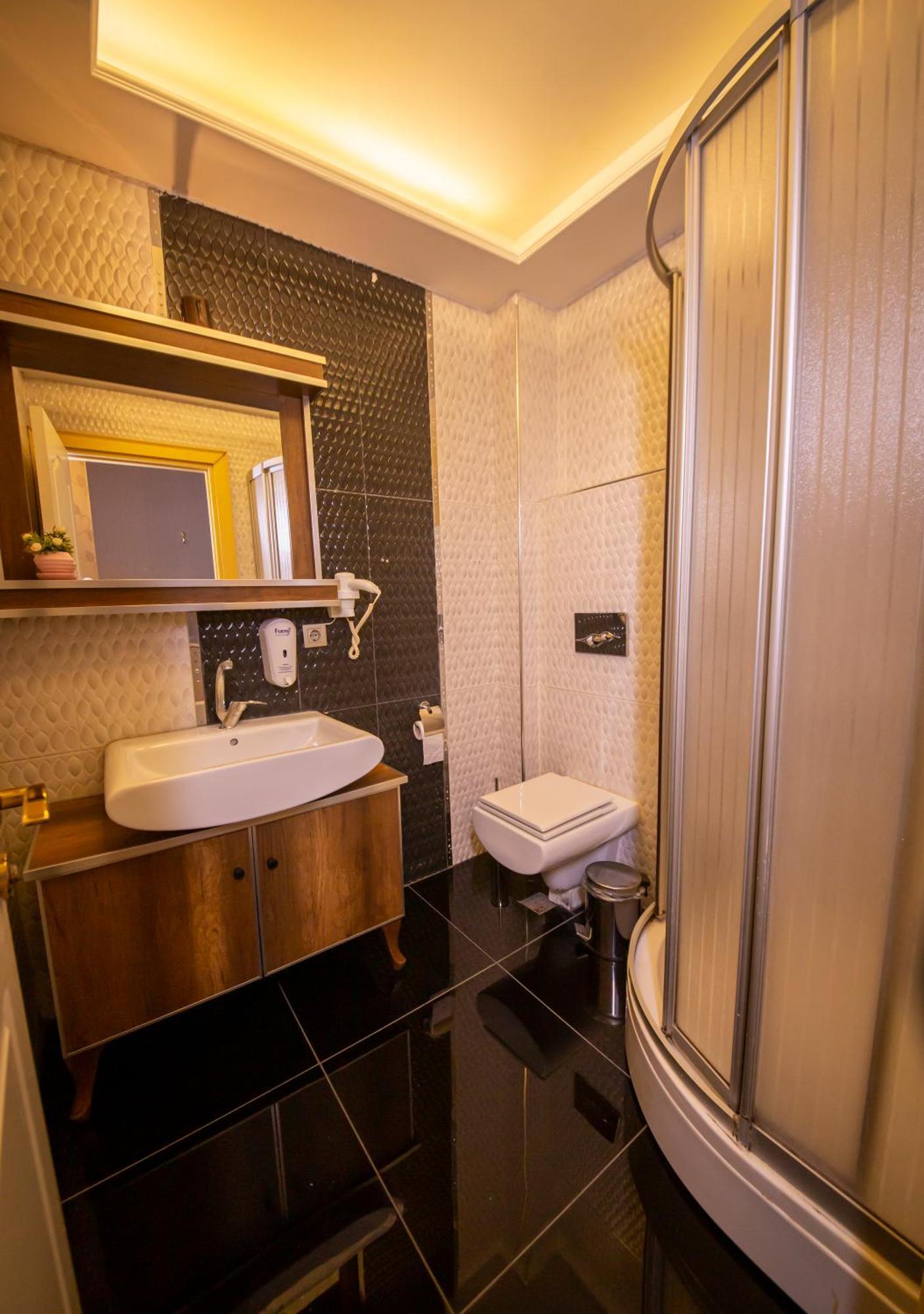 Royal Garden Suite And Hotel Istanbul Exterior foto